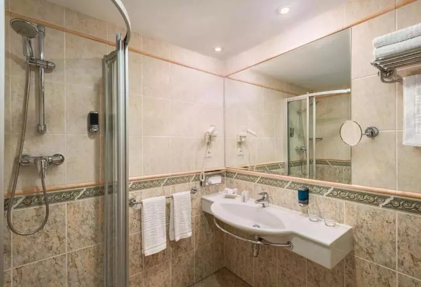 اتاق استاندارد با چشم‌انداز, Ramada Prague City Centre