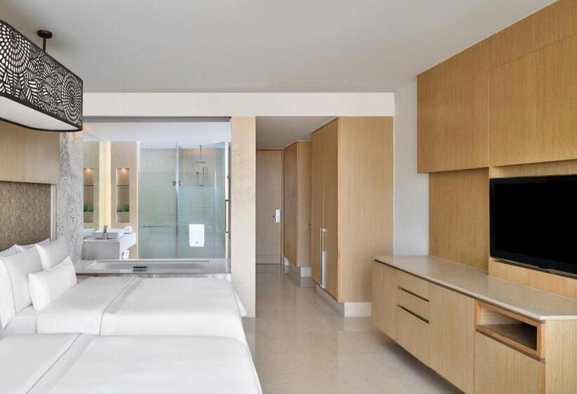 חדר פרמיום עם נוף לבריכה, The Westin Gurgaon, New Delhi