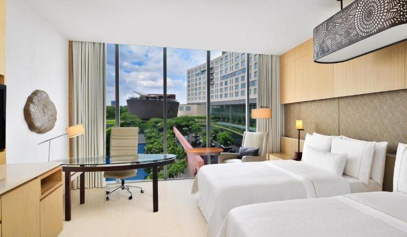 חדר פרמיום עם נוף לבריכה, The Westin Gurgaon, New Delhi