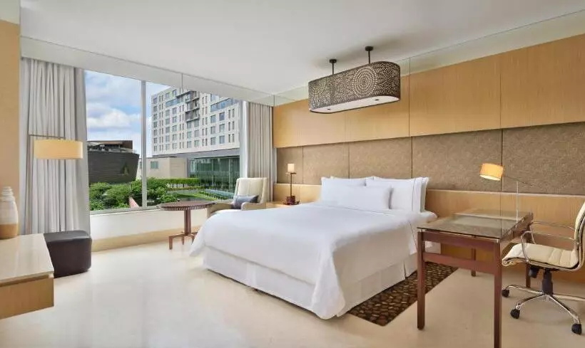 キングサイズベッド、シティビューデラックスルーム, The Westin Gurgaon, New Delhi