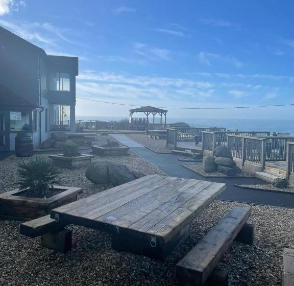 חדר משפחתי, Widemouth Manor