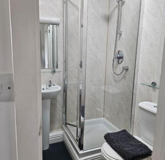 Basic Room, Widemouth Manor