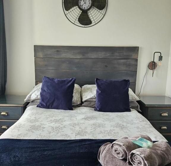 Basic Room, Widemouth Manor