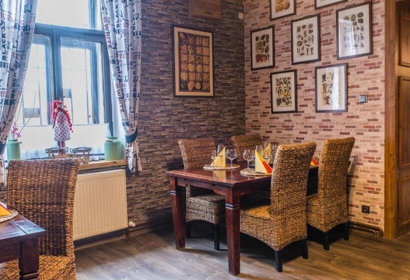 침실 2개 아파트, Restaurace Stará Lípa
