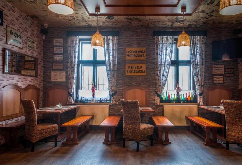 침실 2개 아파트, Restaurace Stará Lípa