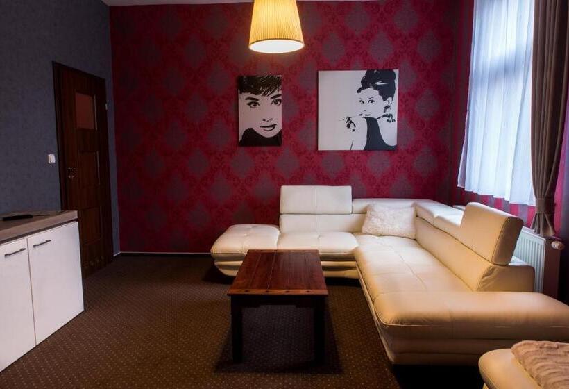 침실 1개 아파트, Restaurace Stará Lípa