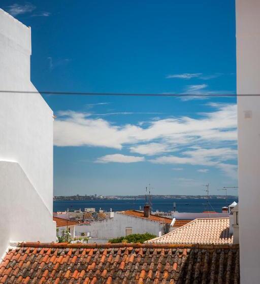 オーシャンビュースタンダードルーム, Blue Door Lagos