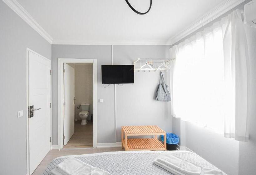 اتاق استاندارد با چشم‌انداز دریا, Blue Door Lagos