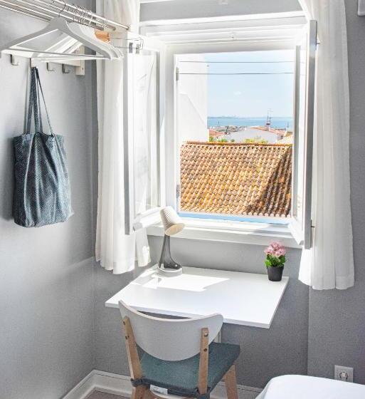 オーシャンビュースタンダードルーム, Blue Door Lagos