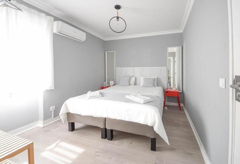 オーシャンビュースタンダードルーム, Blue Door Lagos