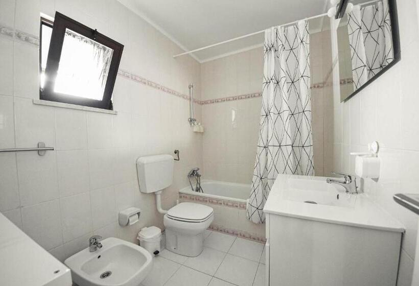 Standard room with outdoor bath, Blue Door Lagos