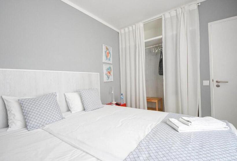 スタンダードルーム, Blue Door Lagos