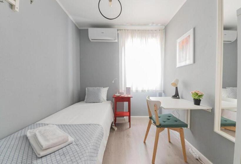 اتاق استاندارد یک نفره, Blue Door Lagos