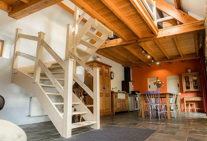 בקתת חדר, Ferry House Holidays