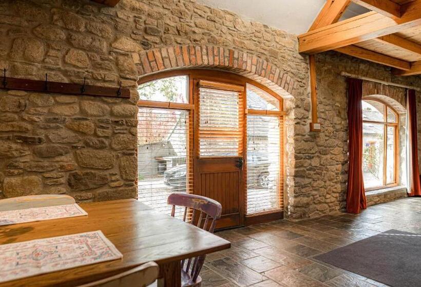 בקתת חדר, Ferry House Holidays