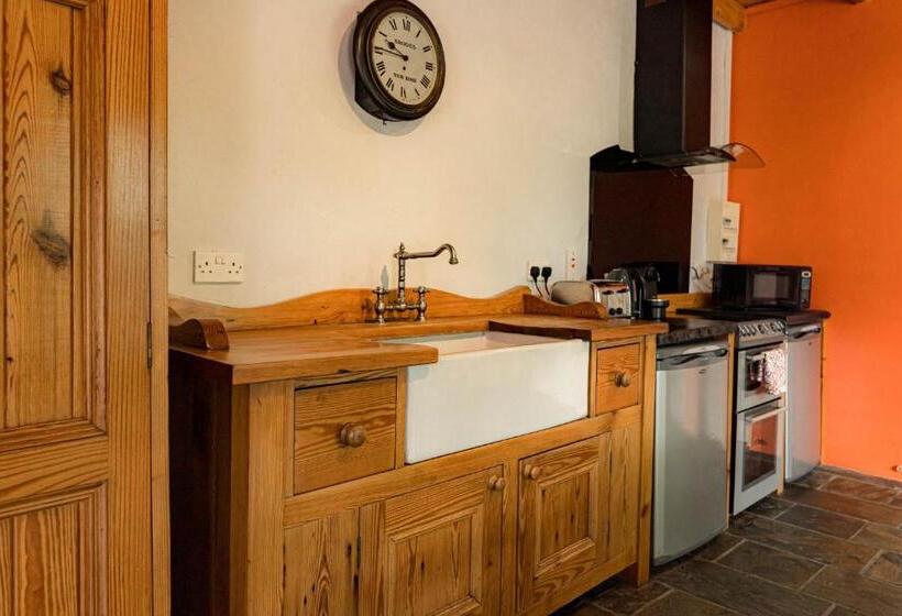 בקתת חדר, Ferry House Holidays