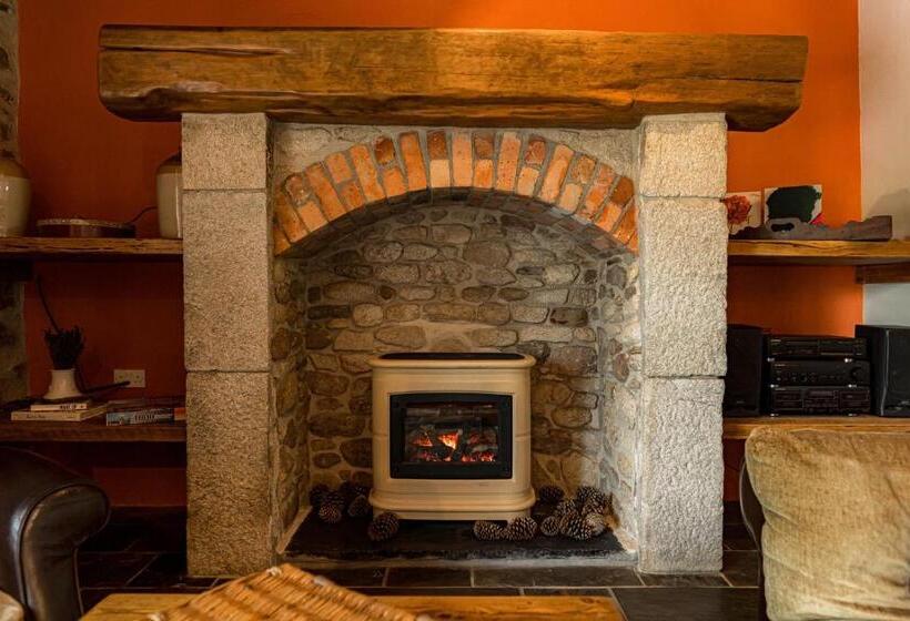 בקתת חדר, Ferry House Holidays