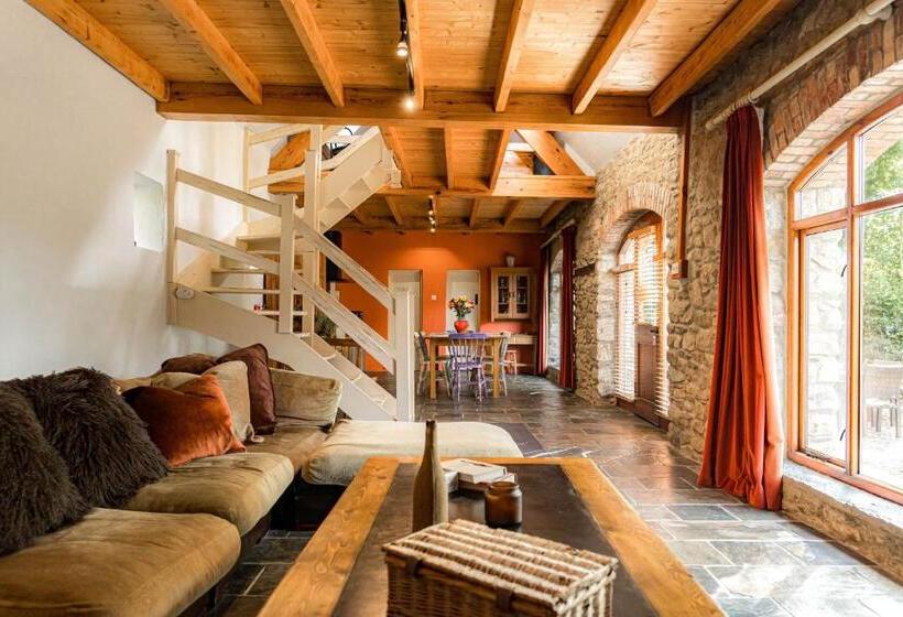 בקתת חדר, Ferry House Holidays