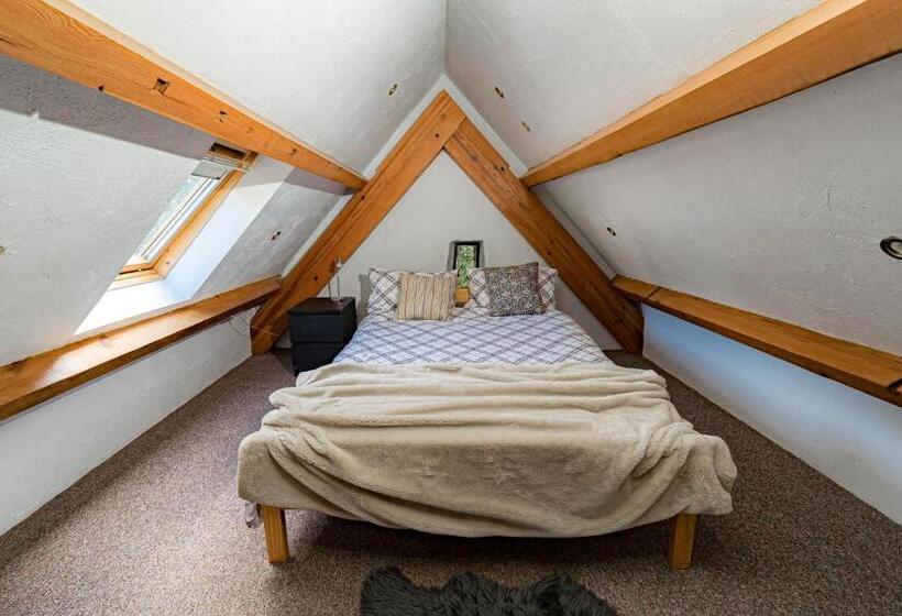 בקתת חדר, Ferry House Holidays