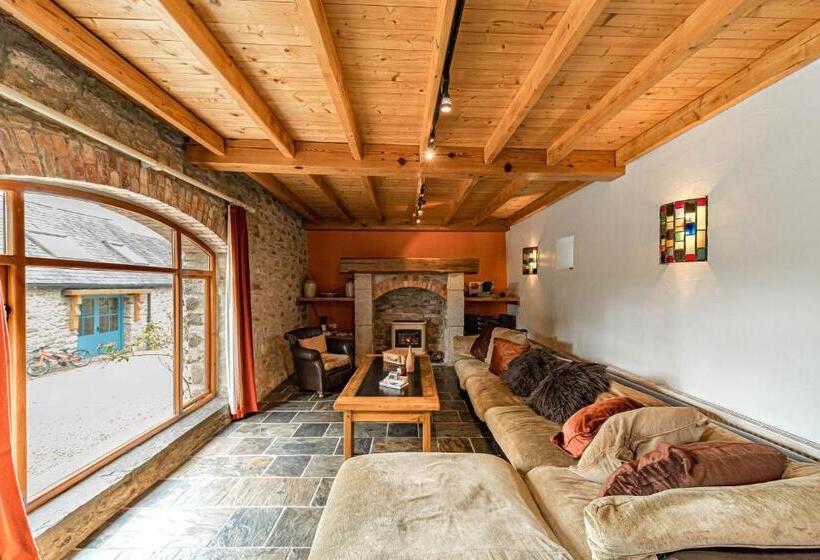 בקתת חדר, Ferry House Holidays