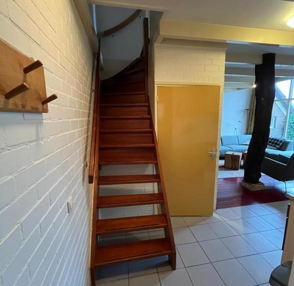 דירת שני חדרים, De Veurdeale