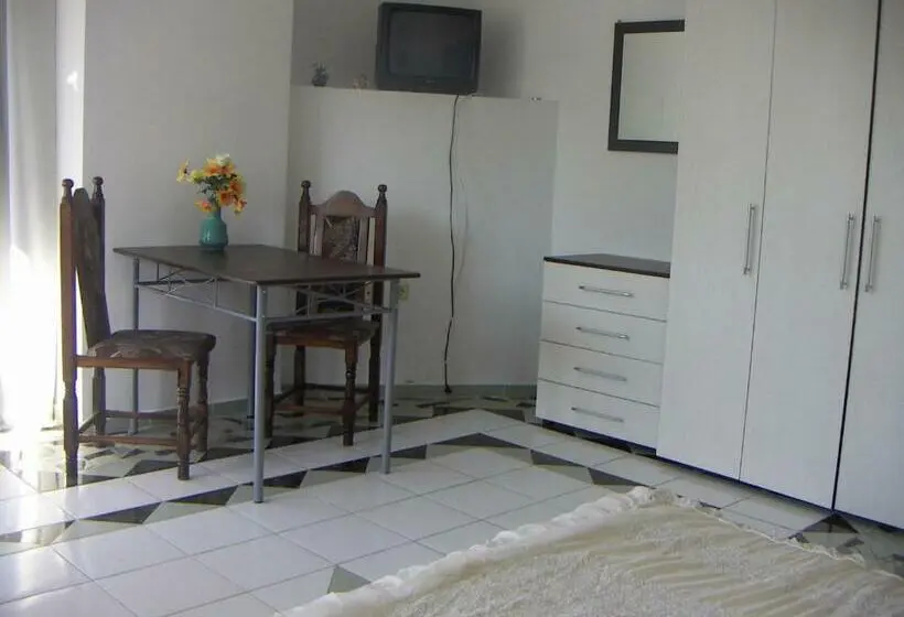 سوییت جونیور با چشم‌انداز دریا, Popov Guest House