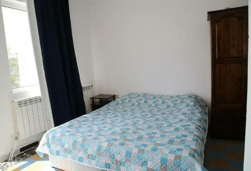 اتاق لوکس با بالکن و چشم‌انداز دریا, Popov Guest House