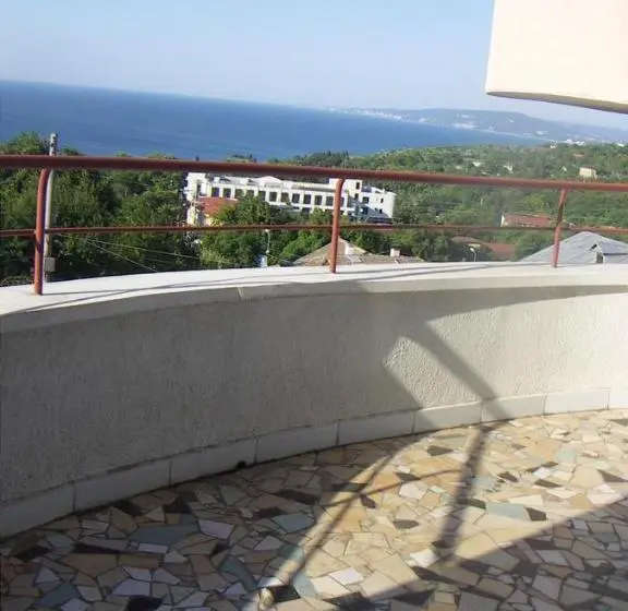 سوییت جونیور با چشم‌انداز دریا, Popov Guest House