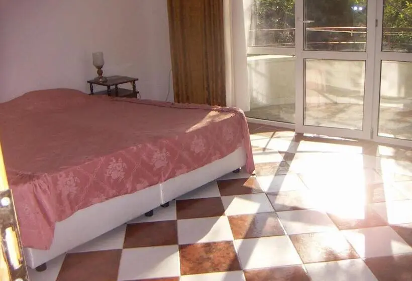 استودیوی استاندارد با چشم‌انداز دریا, Popov Guest House