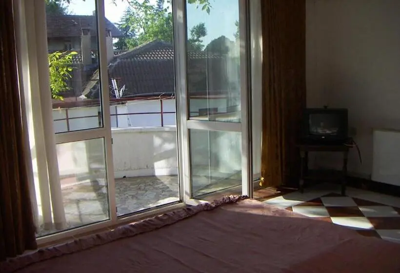 استودیوی استاندارد با چشم‌انداز دریا, Popov Guest House