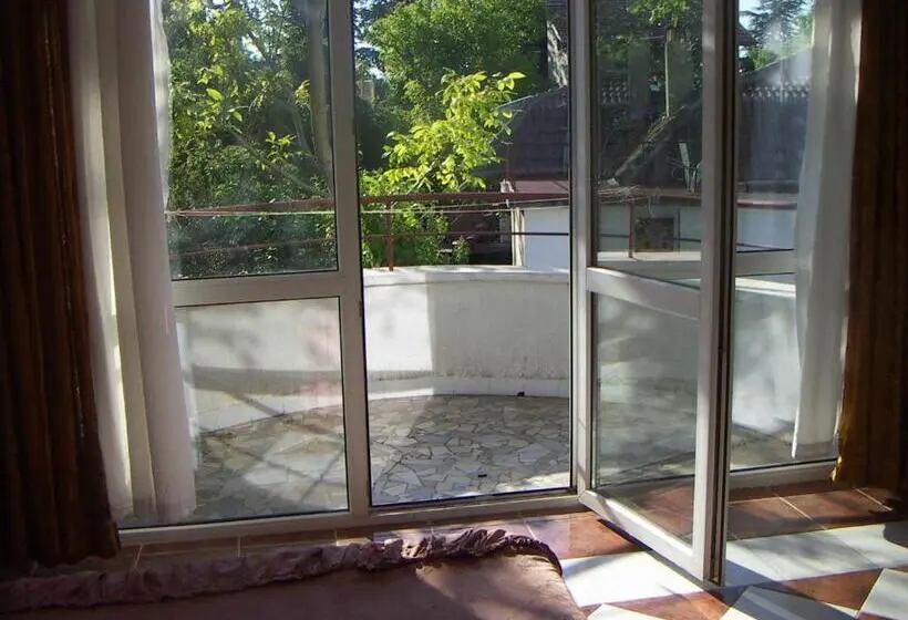 استودیوی استاندارد با چشم‌انداز دریا, Popov Guest House
