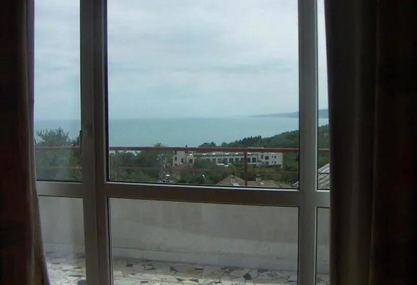 اتاق لوکس با بالکن و چشم‌انداز دریا, Popov Guest House