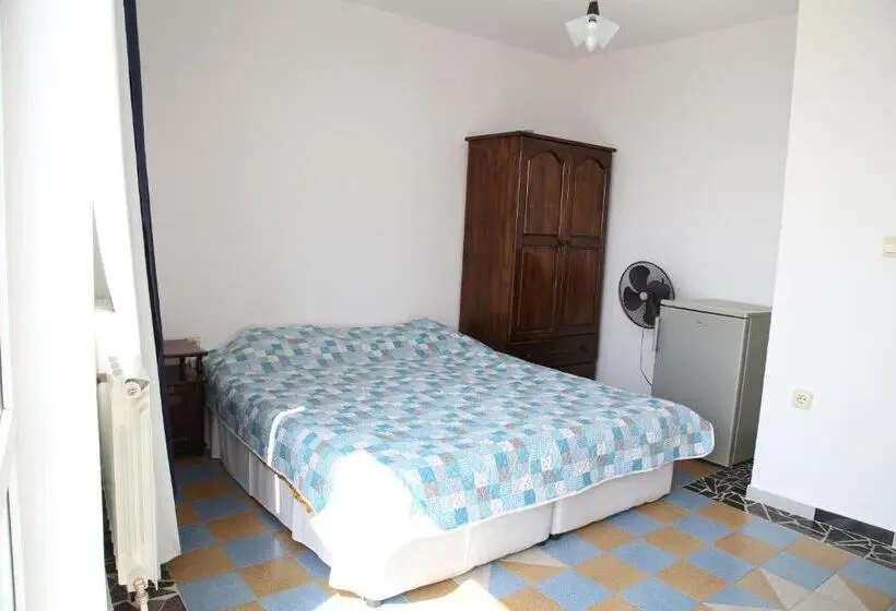 اتاق لوکس با بالکن و چشم‌انداز دریا, Popov Guest House