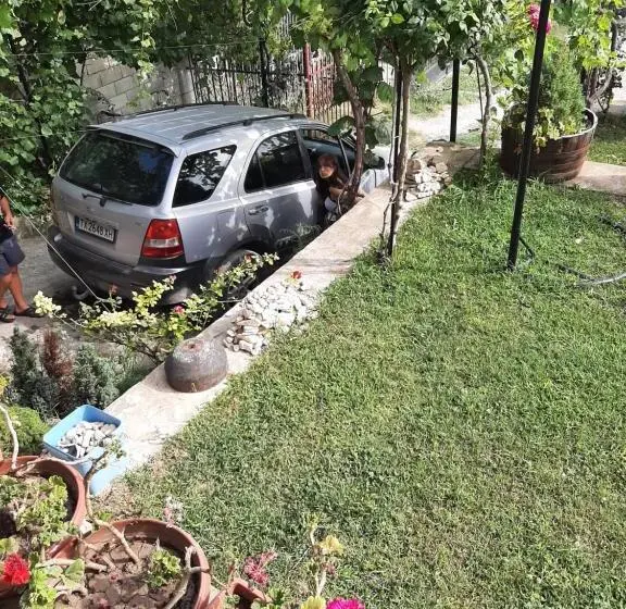 اتاق لوکس با چشم‌انداز دریا, Popov Guest House