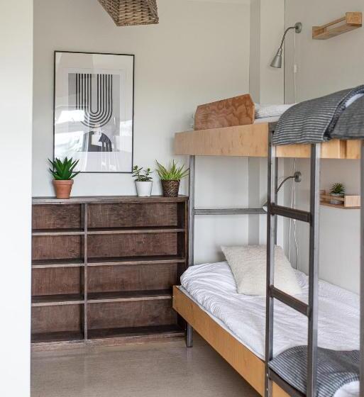 اتاق استاندارد چهارنفره با سرویس بهداشتی مشترک, The Old School House   Gaulverjaskoli