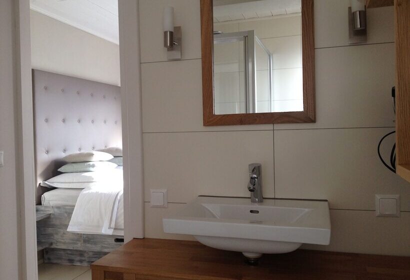 اتاق استاندارد با چشم‌انداز دریاچه, 30   Adults Only