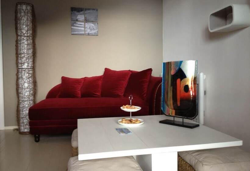 سوییت جونیور با چشم‌انداز دریاچه, 30   Adults Only