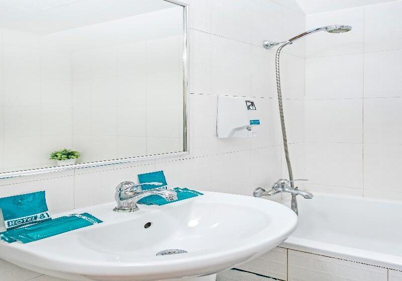 اتاق سوپریور, 81 Sakura