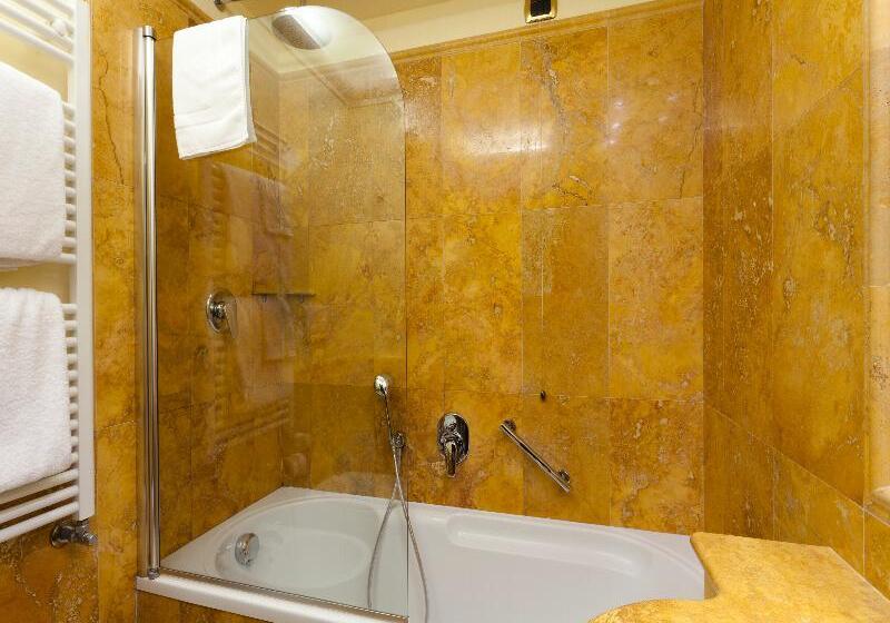 اتاق استاندارد سه نفره, 81 Sakura