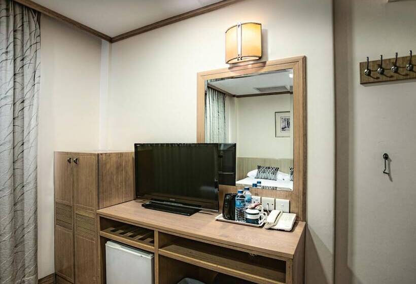 اتاق سوپریور, 81 Sakura