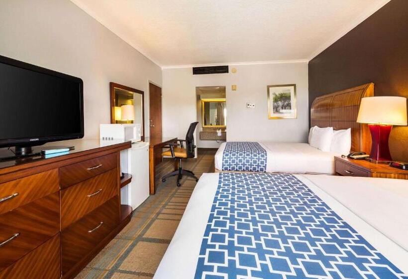 غرفة قياسية مطلّة علي حمام السباحة, The Block215