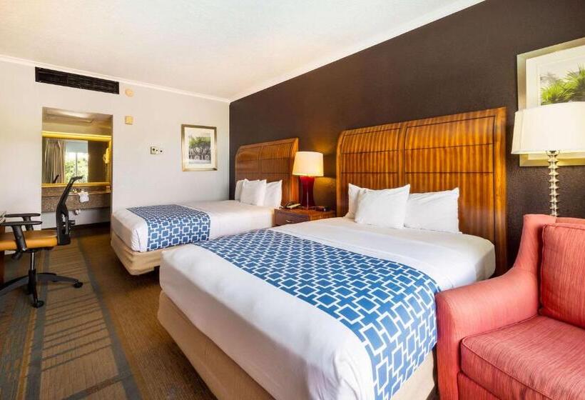 غرفة قياسية مطلّة علي حمام السباحة, The Block215