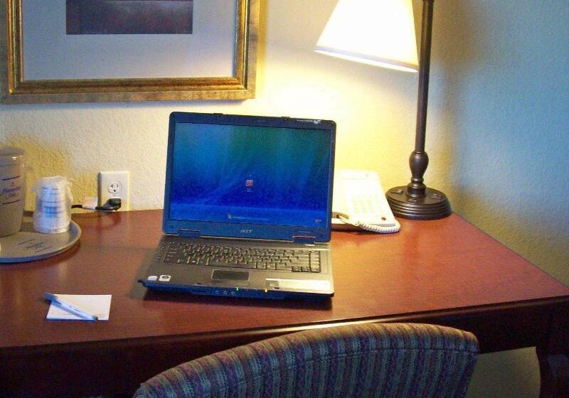 غرفة قياسية سرير كينج, Hampton Inn Gallipolis