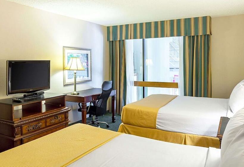 带2个双人床的标准工作室, Magnuson Grand Desoto