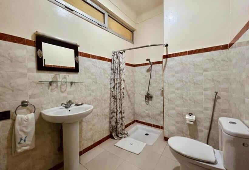 اتاق استاندارد سه نفره, Narjisse