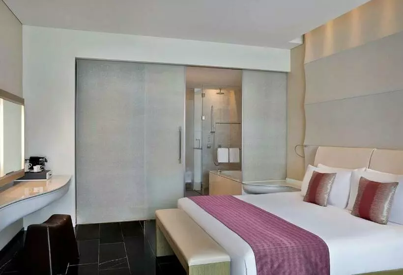 اتاق استاندارد با تخت بزرگ, W Abu Dhabi Yas Island