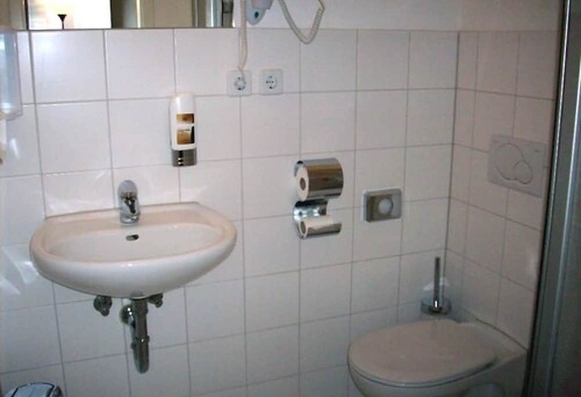 اتاق استاندارد یک نفره, Amelie Berlin West