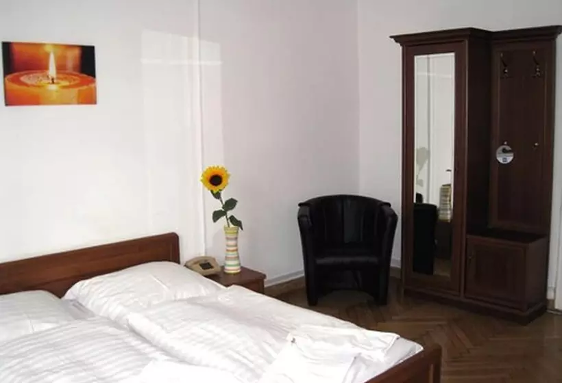 اتاق استاندارد سه نفره, Amelie Berlin West