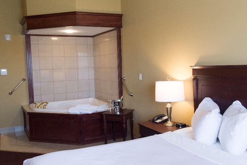 带大床的套房, Best Western Plus Fredericton Hotel & Suites