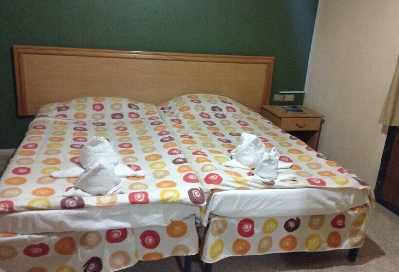 اتاق استاندارد, Queen Ayola